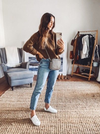 LIKEtoKNOW.it Mom Outfits Winter, Mom Jeans Outfit Winter, Comfy Jeans Outfit, Mom Outfits Fall, Jeans Outfit Fall, Mom Jeans Outfit, Casual Outfits For Moms, Oufits Casual, Mum Fashion