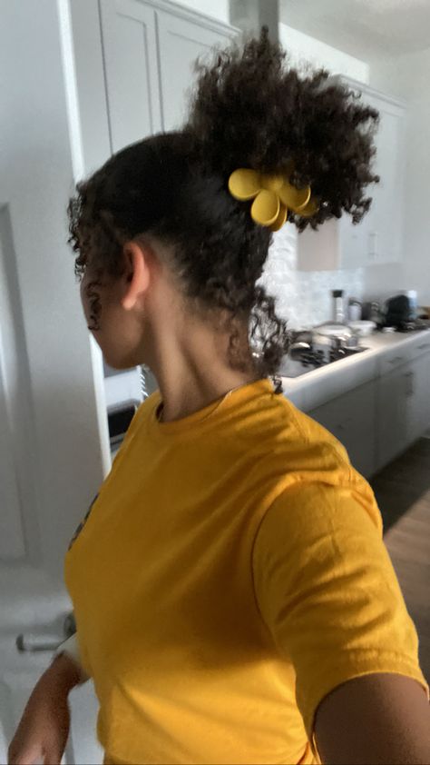 Flower Claw Clip Hairstyles Curly Hair, Hair Clip Ideas, Glasses Inspo, Dreamy Hair, Ilmu Ekonomi, Hair Clip Hairstyles, Black Kids Braids Hairstyles, Preppy Hairstyles, Basketball Hairstyles