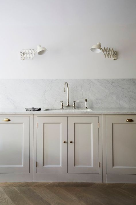 Plain English Kitchen in Brooklyn: An Old-Style Townhouse Gut Remodel by Elizabeth Roberts Architects Carrara Marble Backsplash, Carrara Marble Kitchen, Kitchen With Marble, Plain English Kitchen, Marble Backsplash Kitchen, Elizabeth Roberts, Bespoke Kitchen Design, House Planning, Plain English