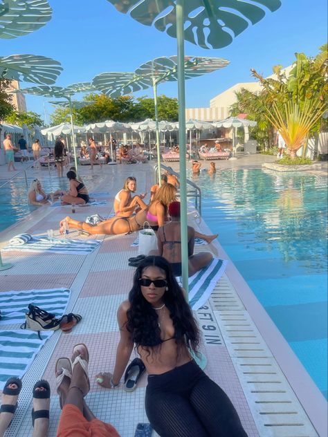 miami pool party | strawberry moon pool | black girl miami | spring break | Strawberry Moon Miami, Miami Pool Party, Miami Spring Break, Spring Break Miami, Miami Pool, Pool Black, Moon Pool, Spring Break College, Flat House