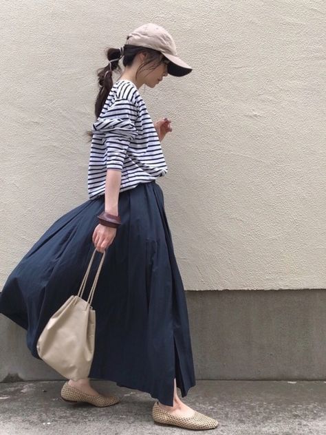 Japanese Street Style Minimalist, Japan Fashion Casual, Korea Fashion Casual, Uniqlo Women Outfit, Japanese Fashion Women, Muslimah Style, Long Skirt Casual, Chic Outfits Classy, 일본 패션