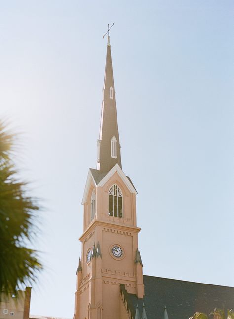 Ahh! The most gorgeous city on the coast of Carolina. As a Charleston SC Photographer I revel in every chance I get to be in this beautiful city. On a recent trip to Charleston, we meandered through the French Quarter and down Chalmers Street. Capturing some of the most quintessential things about Charleston, like the cobblestone streets, flower boxes under the windows, and horse-drawn carriage tours that you can spot throughout the city. Charleston Wedding Photography, Charleston Weddings, Fine Art Film Photography, Cobblestone Streets, The French Quarter, Charleston Wedding Photographer, Horse Drawn, Film Wedding, Charleston Wedding