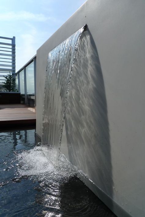 Waterfall From Wall, Zen Garden Landscaping, Japanese Garden Zen, Modern Water Feature, Water Feature Wall, Garden Water Feature, Zen Garden Design, Pool Water Features, Pool Waterfall