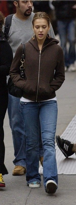 Jessica Alba wearing Juicy Couture Fleece Rabbit Reversible Hoodie in Willy Wonka. Dynamic Duo Couples, Halloween Couple Costumes, Statement Belts, Uni Outfit, New York October, 2000s Outfits, 2000s Fashion Outfits, Willy Wonka, New Rock