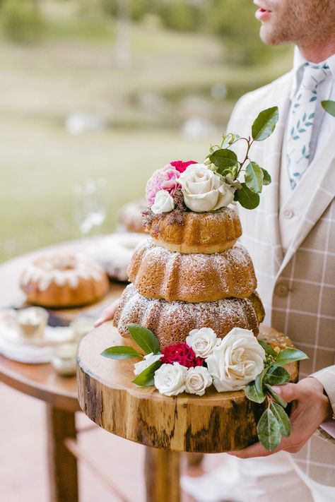 wedding bundt cake Tiered Bundt Wedding Cake, Stacked Bundt Cake Wedding, 3 Tier Bundt Cake, Floral Bundt Cake, Bundt Cake Tower, Bundt Wedding Cake Ideas, Banana Wedding Cake, Stacked Bundt Cake, Pound Cake Wedding Cake