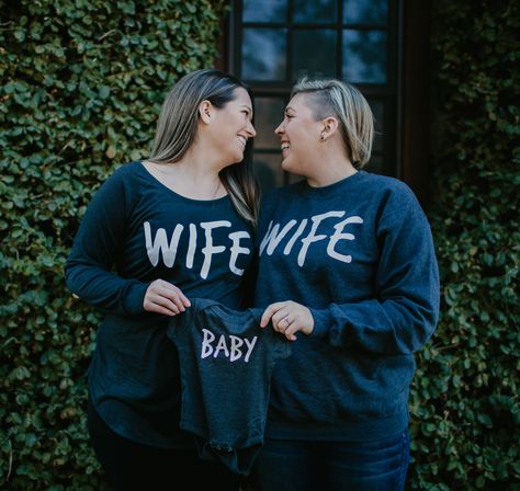 The Norris’ are back with a brand new addition.  Baby Norris will be here August 2019! Lesbian Pregnancy Announcement, Surrogacy Photos, Mom Pregnancy Announcement, Ivf Pregnancy, Couple Pregnancy Photoshoot, Pregnancy Reveal Shirt, Announcement Ideas, Family Ideas, Future Family