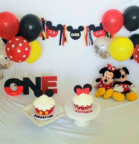 One Year Old Smash Cake, Cake Mickey Mouse, Mickey Mouse Theme Party, Mickey Mouse Bday, Mickey Mouse 1st Birthday, Smash Cakes, Minnie Mouse 1st Birthday, Minnie Birthday Party, Mickey Mouse Theme