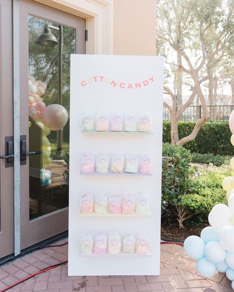 Candy Floss Display, Cotton Candy Wedding Bar, Cotton Candy Station Birthday Parties, Cotton Candy Wall Party, Party Favor Display Stand, Cotton Candy Bags Ideas, Cotton Candy Set Up, Party Favor Stand, Cotton Candy Display Stand