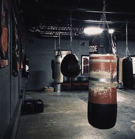 Boxer Aesthetic, Boxe Thai, Trening Sztuk Walki, Boxing Bags, Boxing Gym, Garage Gym, Gym Design, A Gym, Morning Motivation