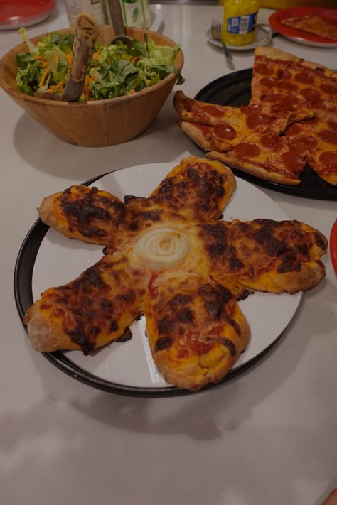 Stranger Things Pizza, Stranger Things Party, Party Pizza, Tandoori Chicken, Stranger Things, Party Themes, Pizza, Meat, Chicken