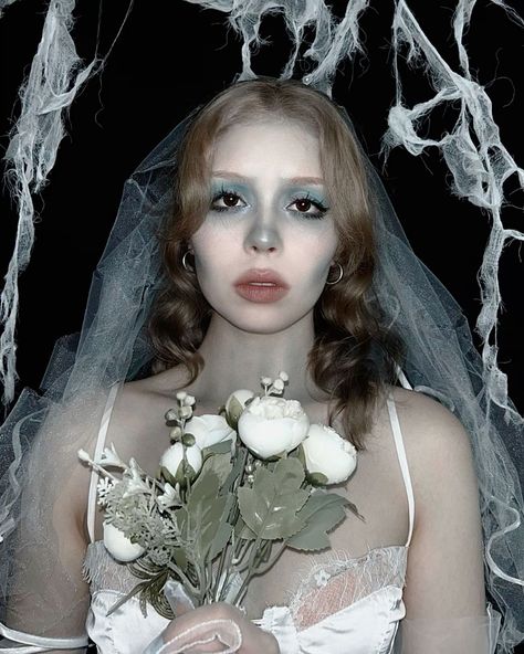 Aesthetic Halloween Ideas, Corpse Bride Aesthetic, Corpse Bride Halloween, Bride Halloween Costume, Corpse Bride Makeup, Halloween Bride Costumes, Bride Aesthetic, Bride Halloween, Corpse Bride Costume