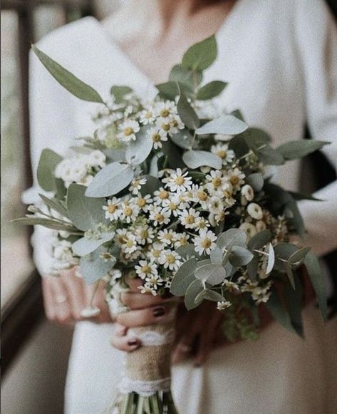 Daisy Bouquet Wedding, Bouquet Champetre, Simple Wedding Bouquets, Simple Wedding Flowers, Eucalyptus Bouquet, Daisy Wedding, Wedding Bouquets Bride, Sweet Bouquet, Daisy Bouquet