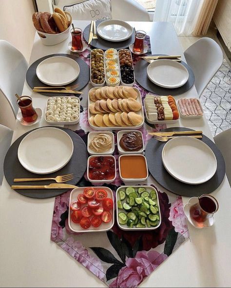 Simple Breakfast Setup, Pancake Table Setup, Plate Food Design, Party Food Set Up, Morning Birthday Party Food, Food Table Design, Table Food Decoration, Breakfast Ideas Family, Brunch Ideas Decoration