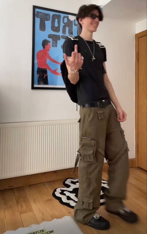 Guys Outfits Aesthetic Cargo Pants, Winter Outfit Comfy, Apollo Xxi, Men’s Baggy Cargo Pants, Baggy Men’s Streetwear, Men’s Y2k Grunge, Men’s Baggy Black Jeans Outfit, Male Streetwear, Baggy Pants Outfit