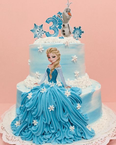 Elsa Birthday Cake Ideas, Elsa Cake Design, Frozen Cake Designs, Frozen Doll Cake, Doll Cake Designs, Elsa Birthday Cake, Pastel Frozen, Frozen Birthday Party Cake, Barbie Doll Birthday Cake