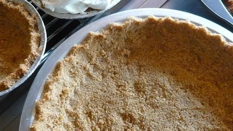 A rich buttery crust that's perfect for just about any sort of cream or custard filling. It's also perfect for cheesecakes. Walnut Pie Crust, Oatmeal Pie Crust, Peanut Butter Cream Pie, Walnut Crust, Walnut Pie, Biscuits Graham, Graham Cracker Crust Pie, Homemade Graham Crackers, Gluten Free Pie