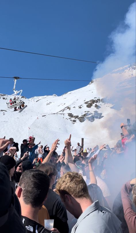 Skiing, folie douce, apres ski, apres, val thorens, france, three valleys, snowboard, party Ski Trip Aesthetic, Skiing Aesthetic, Val Thorens, Ski Aesthetic, Ski Culture, Apres Ski Party, Colorado Winter, Winter Instagram, Go Skiing