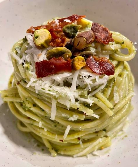 Giada White Pesto, Pistachio Pesto Pasta, Pistachio Pasta Sauce, Pistachio Recipes Savory, Pistachio Pesto Recipe, Pistachio Pasta, Pesto Spaghetti, Pancetta Recipes, Chicken Pasta Dishes