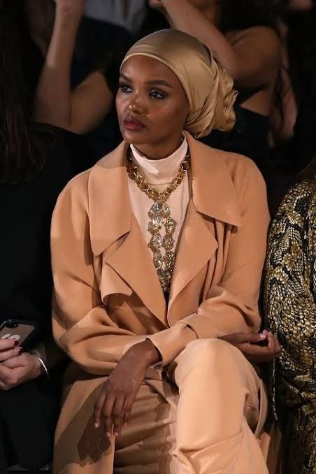 Shopping In Tokyo, Halima Aden, Revealing Outfit, Fashion Professional, Evening Mini Dresses, Stylish Hijab, Hijab Fashionista, Ways To Wear A Scarf, Head Scarf Styles