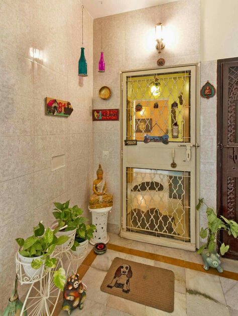 Small cutesy entrance to an apartment Indian House Entrance Decor, Small Apartment Entrance Entryway Decor, Apartment Outside Entrance Decor, Door Decorations Aesthetic, Home Entrance Ideas Indian, Apartment Door Decorations, Entrance Ideas Entryway, Entryway Paint Colors, Entrance Door Decor