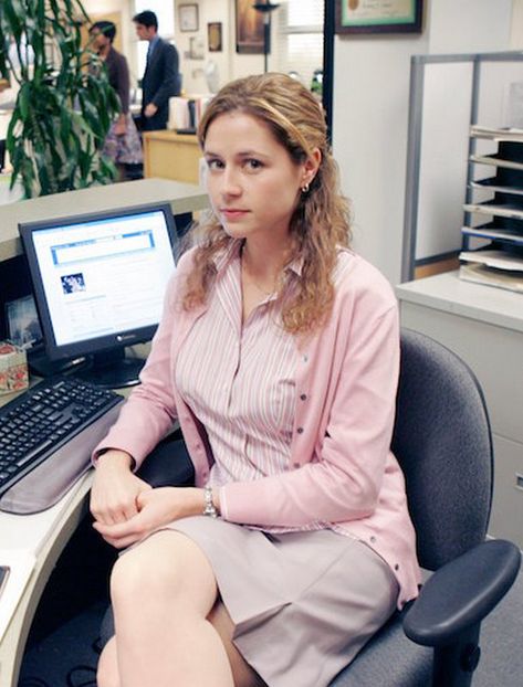 The Office Outfits, Pam From The Office, Pam The Office, Pam Beesly, Cheeky Smile, Business Dress Code, Tv Clothes, Jenna Fischer, Office Outfit