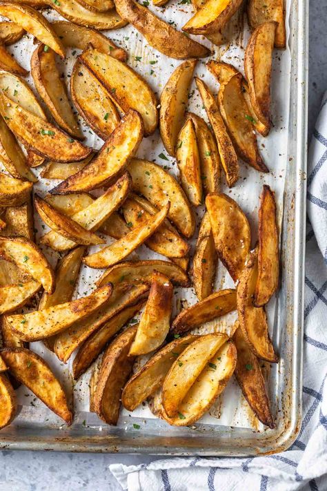 Learn how to make perfectly crispy potato wedges in the oven. These oven baked potatoes wedges are seasoned with a mix of garlic, onion and paprika, and roasted in the oven until golden brown. The recipe is so easy to make and it’s a great healthy alternative to homemade fries. Baked Potatoes Wedges, Roasted Potatoes Wedges, Potato Wedges In The Oven, Potatoe Ideas, Potatoes Wedges, Simply Whisked, Seasoned Roasted Potatoes, Aip Recipe, Seasoned Potato Wedges