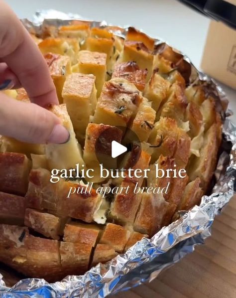 SUPERMARKET on Instagram: "1,2 or 3? Which #recipe by @convinoboard would you love to try? FREE Biweekly recipe newsletter 🌮 LINK IN BIO 1️⃣ Brie Butter 2️⃣ Garlic butter brie pull apart bread 3️⃣ Brie & apple Crinkle tart Ingredients in the comments ⬇️ 🎥 by @convinoboard Follow @thefoodie.101 to fulfill your food cravings 🥘" Garlic Butter Brie Pull Apart Bread, Brie Butter, Brie Pull Apart Bread, Baked Brie Cheese, Brie Cheese Recipes, Snack Bites, Charcuterie Inspiration, Daily Recipes, Pull Apart Bread