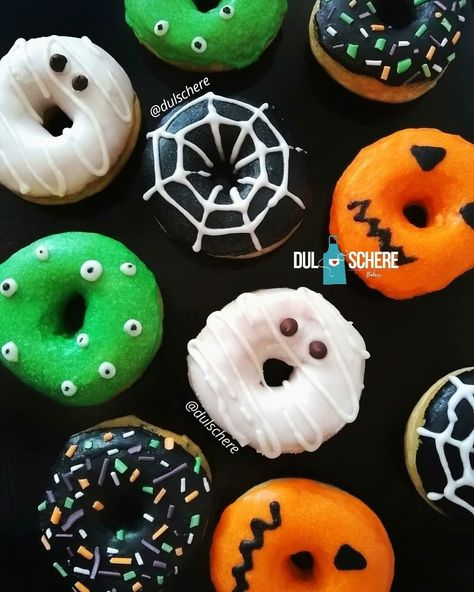 Mini Donuts For Halloween, Fall Donut Decorating Ideas, Halloween Donuts Ideas Easy, Halloween Mini Donuts Ideas, Halloween Doughnuts Ideas, Decorated Donuts Ideas, Halloween Donuts Ideas, Ghost Donuts, Donut Halloween