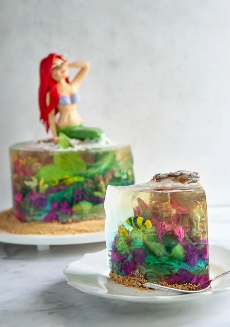 Mermaid Jello Cake, Gelatin Cake Recipe, Jelly Island Cake, Jelly Cake Birthday, Gelatine Cake, Easy Mermaid Cake, Jelly Cake Recipe, Gelatin Cake, Jelly Cakes