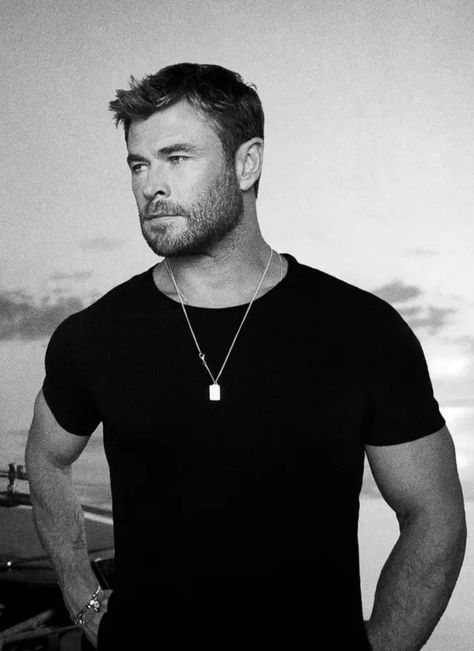 Chris Hemsworth Black And White, Thor Odinson, Chris Hemsworth Thor, Hey Handsome, Australian Actors, Liam Hemsworth, Man Candy, Chris Hemsworth, Good Looking Men