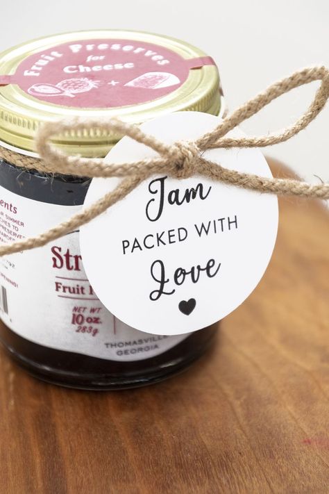 Free Printable Bridal Shower Favor Tags. Jam Packed with Love Gift Tags for Weddings. #jam #weddings Jam Favours Wedding, Wedding Jam Favors, Jam Party Favors, Jam Jar Wedding Favours, Causal Wedding, Blueberry Wedding, Bridal Shower Wine Theme, Jam Wedding Favors, Jar Desserts