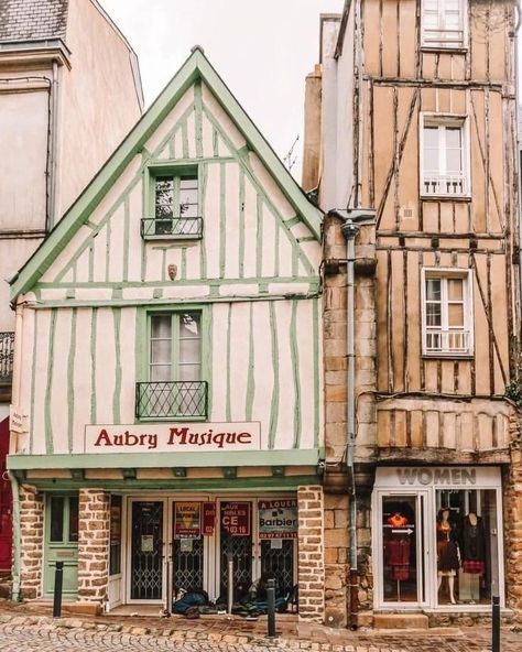 Houses Inspiration, North Of France, Historic Architecture, Daily Reminders, Sketch Ideas, Beautiful Castles, House Drawing, Home Inspiration, Hand Luggage