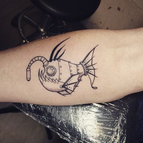 Lantern Fish Tattoo, Anglerfish Tattoo, Angler Fish Tattoo, Lantern Fish, Fox Tattoo Design, Black Steampunk, Linework Tattoo, Beginner Tattoos, Sea Tattoo