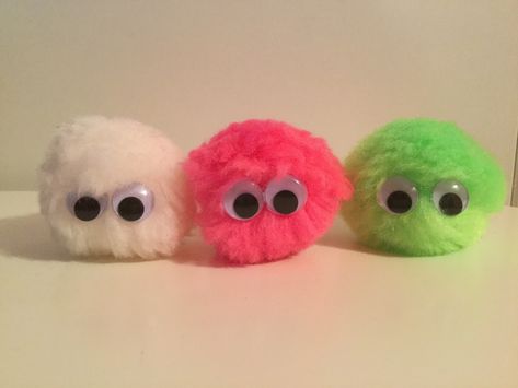 I made Pom Pom buddies! Super easy and super cute! You just need pom poms and craft eyes! Googly Eyes Crafts, Googly Eye Crafts, Craft Eyes, Warm Fuzzies, Googly Eyes, Cute Diys, Animal Faces, Pipe Cleaner, Pom Poms