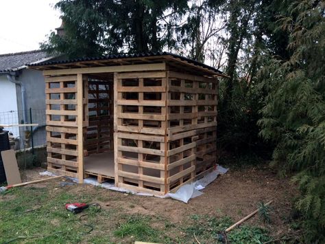 reclaimed pallet garden shed installation Build A Garage, Pallet Shed Plans, Garden Shed Diy, Pallet Barn, Pallet Building, Pallet Shed, Pallet Garden Furniture, Shed Home, Pallet House