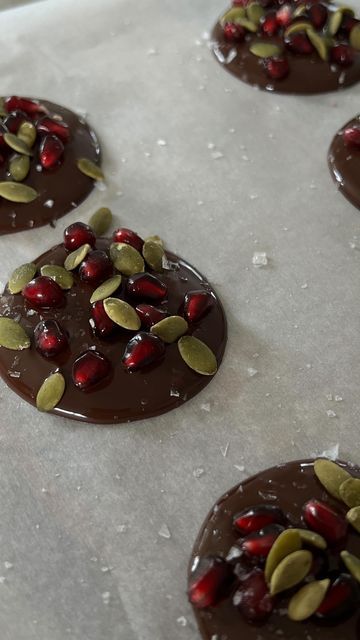 Chocolate Bites, Pomegranate Seeds, Chocolate Treats, Pumpkin Seeds, Healthy Sweets, Pomegranate, Dark Chocolate, Sprinkles, Seeds