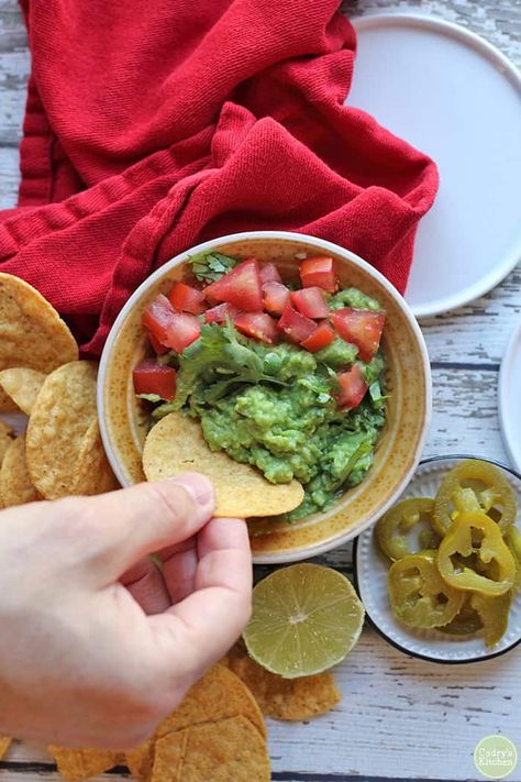 15 Vegan Super Bowl Party Foods that will totally up your snack bar game. These recipes will be loved by both veggie and meat eaters. #superbowl #vegan #shaneandsimple Simple Guacamole Recipe, Simple Guacamole, Vegan Super Bowl, Easy Guacamole Recipe, Guacamole Recipe Easy, Chunky Guacamole, Bowl Party Food, Bar Game, How To Make Guacamole