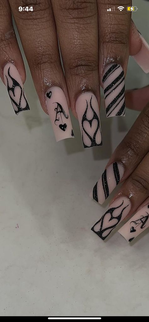 Black Almond Nails With Initial, Nail Designs With An A Initial, Nails For Bf Birthday, Initial A Acrylic Nails, Nails With The Letter L On Them, Acrylic Nails With A K Initial, Nail Ideas Acrylic Matte, Initial Nails Stiletto, Nails With A M Initial