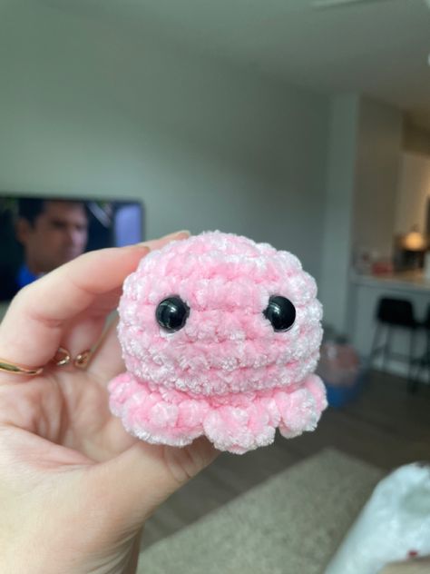 Crochet Animals Octopus, What To Crochet With Pink Yarn, Crochet Ideas With Pink Yarn, Crochet Animals Mini, Pink Crochet Animals, Crochet Stuffed Animals Easy, Small Crochet Animals, Mini Crochet Octopus, Crocheted Octopus