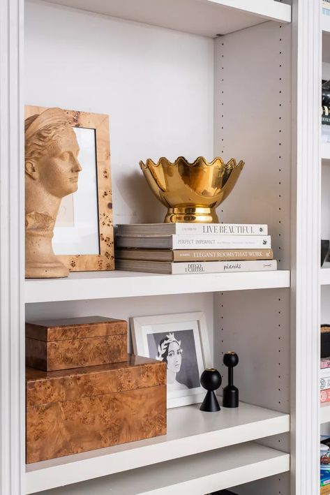 Home Decor Sculptures, Bookshelf Decor, Shelf Styling, Built In Shelves, Table Arrangements, World Of Interiors, Home Trends, Living Room Style, How To Decorate