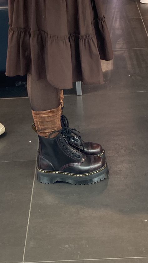 Doctor Martens Outfit, Platform Boots Aesthetic, Vagabond Style, Cemetery Photoshoot, Dc Martens, Doc Boots, Martens Outfit, Dr Martens Outfit, Doc Martens Outfit