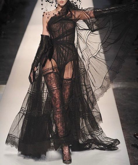 Concept Outfits, Ballet Russe, Runway Fashion Couture, Runway Outfits, Linda Evangelista, Fantasy Dress, Gala Dresses, Black Swan, Paul Gaultier