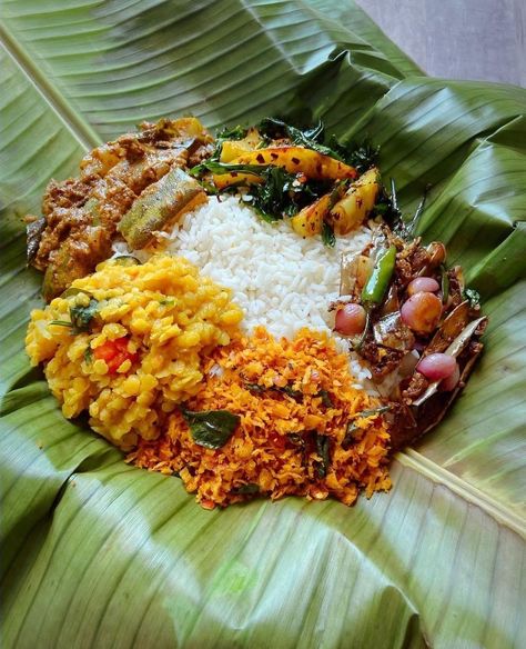 Rice And Curry Sri Lanka, சமையல் குறிப்புகள், Salad Pictures, Coconut Sambal, Deviled Potatoes, Crispy Fried Potatoes, Aesthetic Salad, Srilankan Food, Aesthetic Chicken