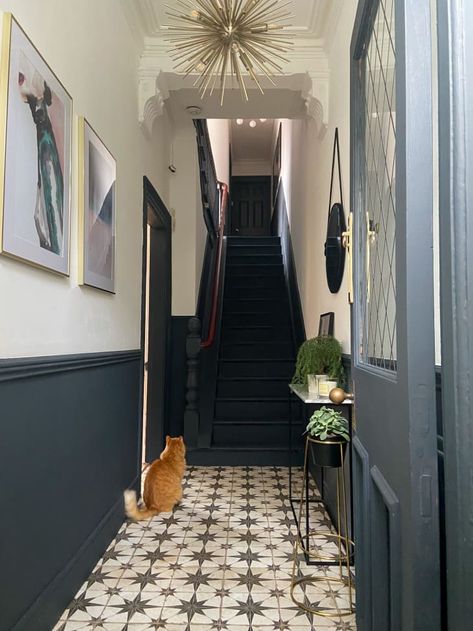 Entrance Hall Decor, Victorian Hallway, Hallway Walls, Hallway Colours, Tiled Hallway, Hallway Inspiration, Narrow Hallway Decorating, Hallway Flooring, Casa Country