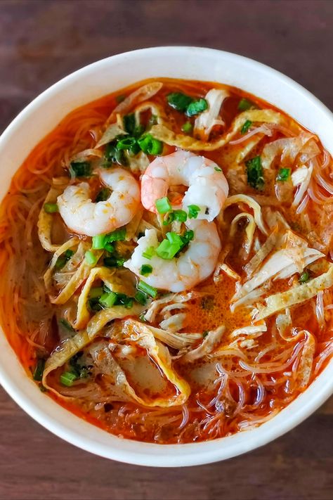 Chicken and prawn noodle soup Easy Thai Recipes, Thai Rice Noodles, Lobster Pasta, Citrus Fish, Seafood Recipe, Dish Ideas, Tasty Chicken, Noodle Soup Recipes, Chicken Noodle Soup