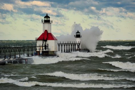 11 Coolest Lighthouses In Michigan - Linda On The Run Michigan Lighthouses Road Trips, Fennville Michigan, Crisp Point Lighthouse, Michigan Summer Vacation, Lake Michigan Lighthouses, Wave Crashing, Michigan Lighthouses, Travel Michigan, Lake Lighthouse