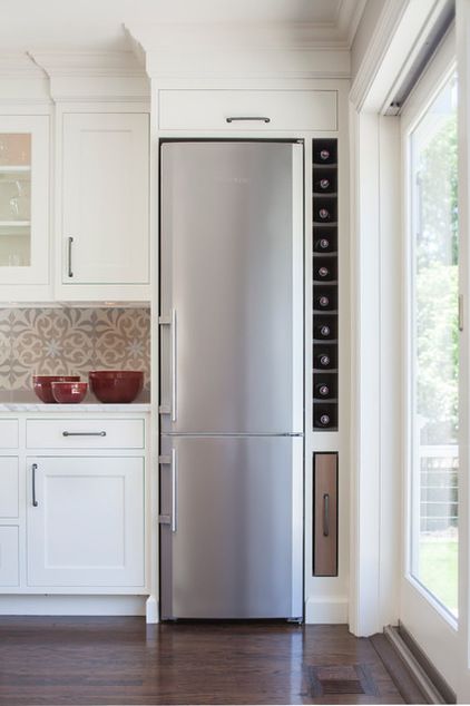 Built in wine rack next to fridge. We won't put in a skinny fridge, but this would still be great. Traditional Kitchen by Studio Dearborn Clever Kitchen Ideas, Small Kitchen Decoration, Kitchen With White Cabinets, Fridge Design, Built In Wine Rack, Kitchen Fridges, Small Kitchen Decor, Smart Kitchen, Trendy Kitchen