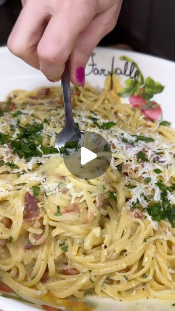 Melissa Kauper on Instagram: "Comment “link” for my pasta carbonara with bacon! Of course, you can substitute pancetta, prosciutto, or guanciale! But, for an easy inexpensive DELICIOUS experience… the bacon is so good too!!! We all devoured!! With easy to purchase ingredients at the grocery store you can have a yummmmy meal! This was one of my dishes that didn’t even make it to be wrapped up! 😝 Timing is everything for this meal! So watch the video a couple times and look at the recipe and go for it! Remember to keep the heat at very low or off when you add the egg mixture and continuously whisk with tongs or a wooden kitchen spoon/ fork until a cream forms! OMG. SO SO SO GOOD! You don’t need much… just pasta of choice, bacon, eggs, pecorino Romano, salt and pepper, garlic and some herbs Carbonara Pasta Video, Bacon Spinach Pasta, Creamy Bacon Carbonara, Canned Sweet Potato Recipes, Dont Be Mad, Easy Sunday Dinner, Bacon Carbonara, Creamy Garlic Pasta, Easy Delicious Dinners