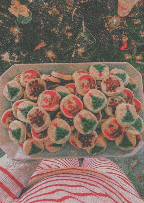 Christmas Aesthetic 90s, Vintage Christmas Aesthetic Photos, Early 2000 Christmas Aesthetic, Early 2000 Christmas, 90s Christmas Nostalgia, Christmas Nostalgia Aesthetic, 2000 Christmas Aesthetic, Childhood Christmas Aesthetic, Christmas 90s Aesthetic