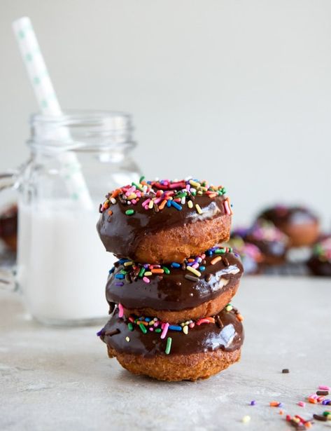 Chocolate Frosted Cake Donuts I howsweeteats.com Old Fashioned Donut Recipe, Chocolate Frosted Cake, Chocolate Sprinkle Donut, Donuts Photography, Old Fashioned Donut, Homemade Chocolate Frosting, Frosted Cake, Doughnut Holes, Sprinkle Donut